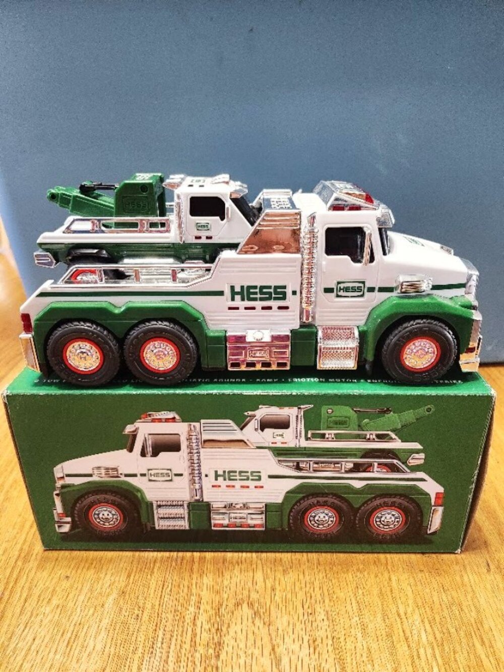 Hess Tow Truck Rescue Team set Sirens 2019 w/Box - Missing smaller truck tow arm